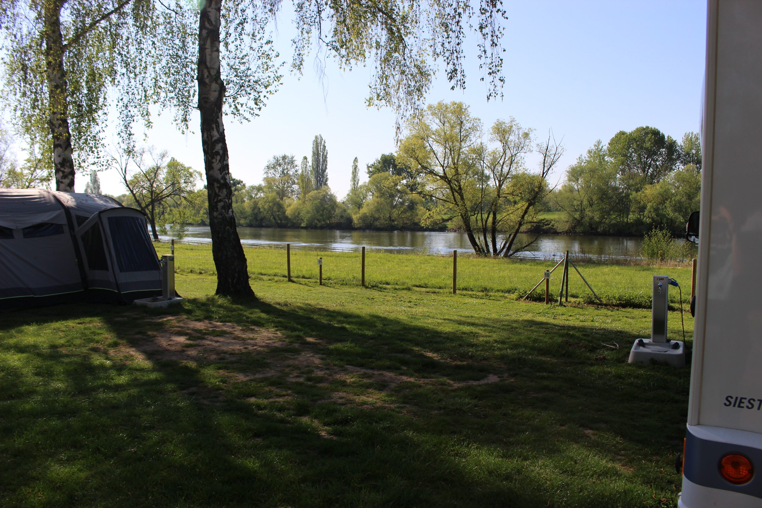 Familien auf dem Campingplatz